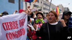 Seguidores del presidente peruano Pedro Castillo protestan portando una bandera que dice "cierre del Congreso" el día en que estaba prevista una sesión para destituir al presidente, cerca del Congreso en Lima, Perú, el 7 de diciembre de 2022. 