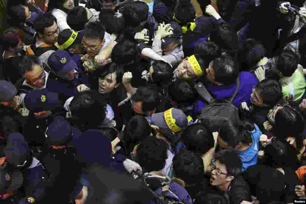 Students and other protesters collide with police inside Taiwan's legislature in Taipei, March 18, 2014.