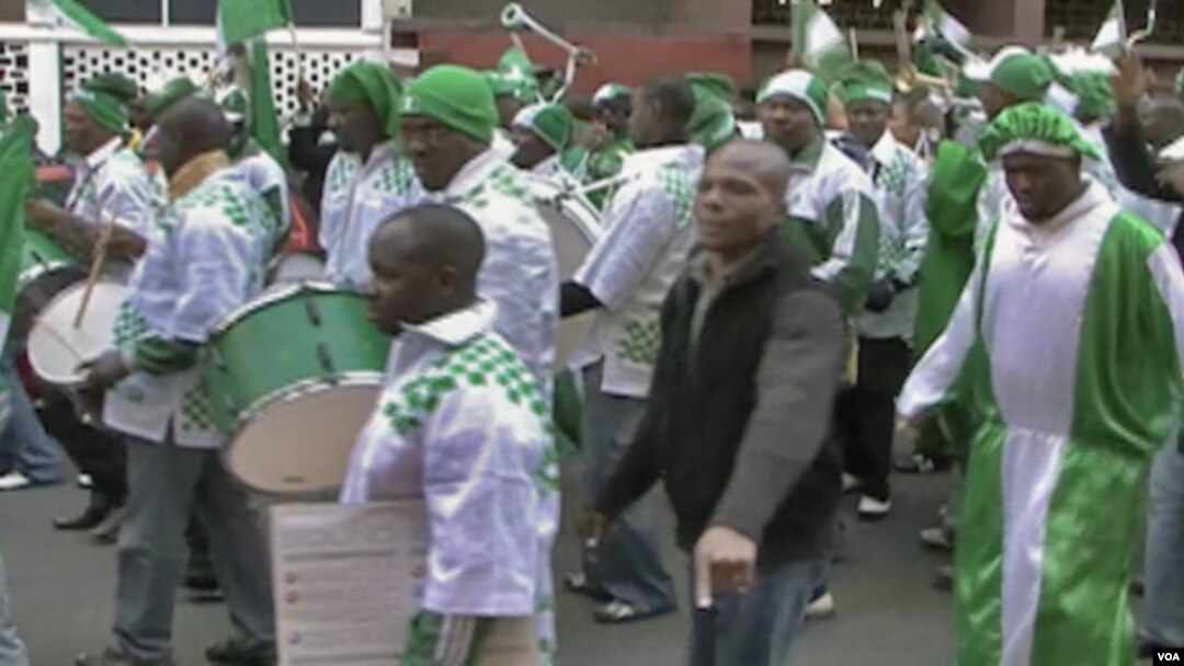 Pendukung fanatik timnas Nigeria melakukan parade di pusat kota Johannesburg.