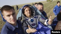 Personal de tierra carga al astronauta estadounidense Joseph Acaba, poco después de aterrizar en el norte de Kazakstán, Rusia, en una cápsula Soyuz, este lunes 17 de septiembre de 2012.