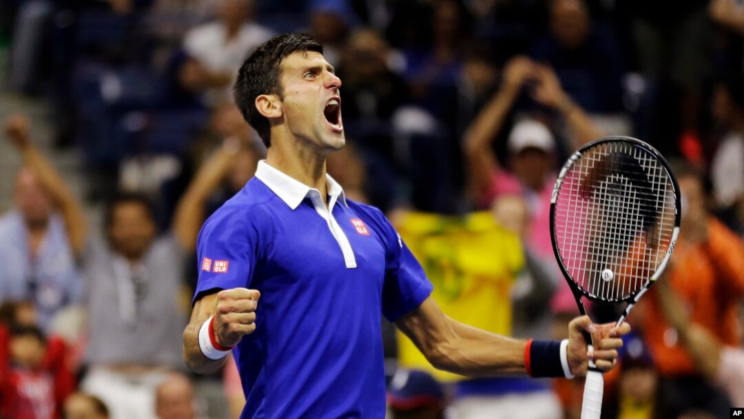 Novak Djokovic dari Serbia bereaksi setelah mengalahkan Roger Federer dari Swiss dalam turnamen AS Terbuka di New York (13/9). (AP/David Goldman)