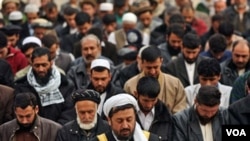 Yon gwoup afgan ap priye nan yon Mosque nan Kabul pou 17 moun ki pèdi lavi yo nan atak 7 janvye 2011 la