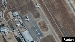 Nekoliko komercijalnih aviona stoji na aerodromu Mazar-i-Šarif