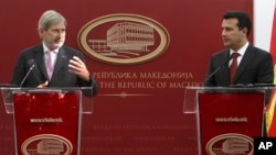 European Union's enlargement commissioner Johannes Hahn (L) talks during a media conference with Macedonian Prime Minister Zoran Zaev, after their meeting in Skopje, Macedonia, Sept. 18, 2018. 