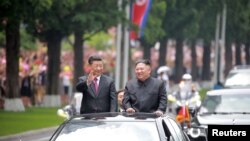2019년 시진핑 중국 국가주석과 김정은 북한 국무위원장이 무개차를 타고 평양 시내에서 카퍼레이드를 하는 모습. (자료사진)