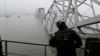 Un trabajador de la Junta Nacional de Seguridad en el Transporte (NTSB) observa el buque de carga Dali, que chocó y derrumbó el puente Francis Scott Key, en Baltimore, Maryland, EEUU, el 27 de marzo de 2024.