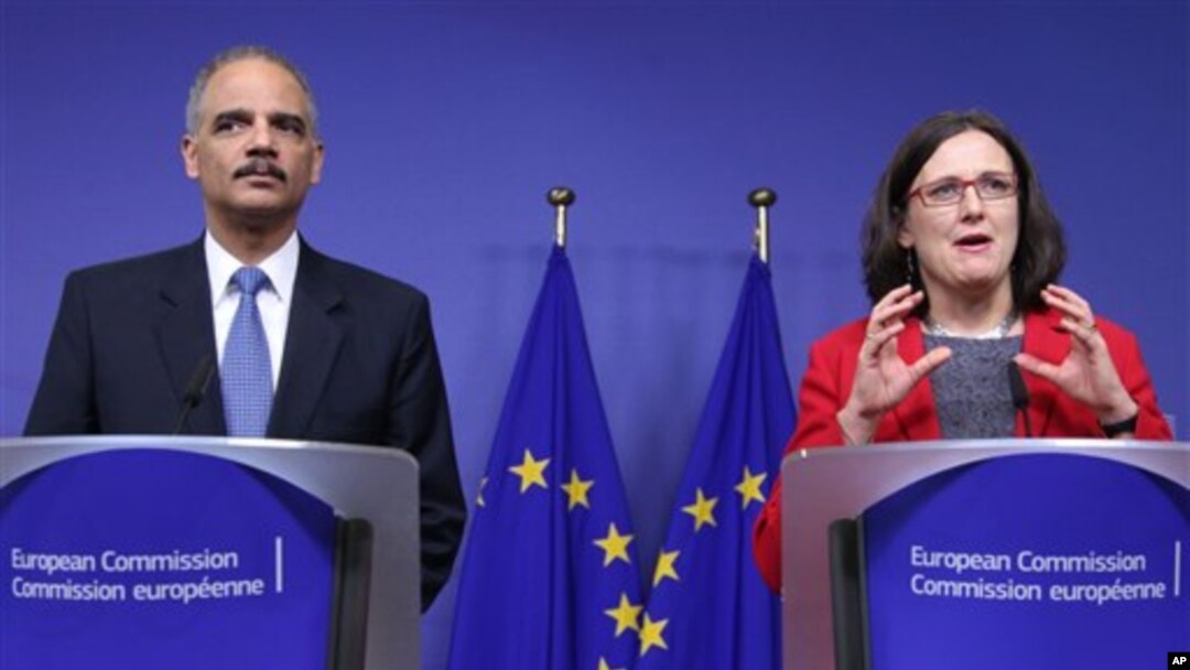 Komisaris Dalam Negeri Uni Eropa Cecilia Malmstroem (kiri) dan Jaksa Agung AS Eric Holder mengumumkan 'aliansi global' melawan pelecehan anak secara online di Brussel, Belgia (5/12).

