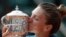 ချန်ပီယံဖလားနှင့်အတူ တွေ့ရသည့် Simona Halep. ၉ ဇွန် ၂၀၁၈။