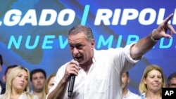 Álvaro Delgado, candidato presidencial del gobernante Partido Nacional, pronuncia un discurso durante un mitin seis días antes de las elecciones presidenciales, en Maldonado, Uruguay, el lunes 21 de octubre de 2024. (Foto AP/Matilde Campodonico)