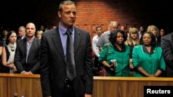 Oscar Pistorius pagó una fianza de un millón de rands (unos 78.000 euros) para estar con libertad provisional.