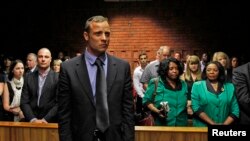 Pelari Afrika Selatan, Oscar Pistorius menunggu dimulainya sidang di Pretoria (19/2). Sidang uang jaminan Pistorius memasuki hari ke-2, dan para jaksa mengungkapkan bukti-bukti baru terkait penembakan Reeva Steenkamp yang di kediaman Pistorius.