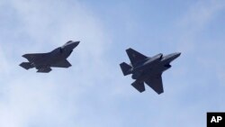 미군 최신예 F-35 스텔스 전투기 2대가 유타주 힐 공군기지 상공에서 기동하고 있다. (자료사진)