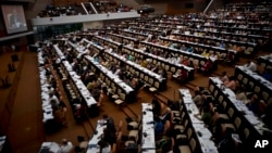 ARCHIVO - Fotografía de archivo del 21 de diciembre de 2018, donde miembros de la Asamblea Nacional (Parlamento) debaten el borrador de una nueva constitución en el Palacio de Convenciones de La Habana, Cuba. 