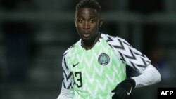 Le milieu de terrain nigérian Wilfred Ndidi contrôle le ballon lors du match amical international entre le Nigeria et la Serbie au stade Hive de Barnet, au nord de Londres, le 27 mars 2018.