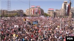 Puluhan ribu warga Suriah di kota Aleppo melakukan unjuk rasa untuk mendukung Presiden Bashar al-Assad, Rabu (19/10).