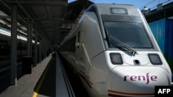 Un tren de la compañía ferroviaria estatal española Renfe es fotografiado en la estación de tren Príncipe Pío en Madrid, en 2019.