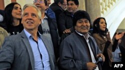 El presidente boliviano y candidato presidencial por el Movimiento al Socialismo (MAS), Evo Morales, y su vicepresidente Alvaro García Linera, asisten a una conferencia de prensa tras conocer los resultados parciales de la elección del domingo 20 de octubre 2019. AFP/Jorge Bernal