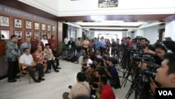 Tim Independen atau Tim 9 menggelar jumpa pers di lobi Gedung Utama Setneg, Jakarta hari Rabu 28/1 (foto: VOA/Andylala).