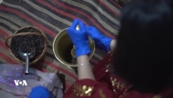Du Xanimên Kurd Qehweya Qezwana Kurdî Zindî Dikin
