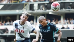 Toby Alderweireld de Tottenham, à gauche, bat Fernandinho de Manchester City, à droite, dans un duel aérien avant de marquer le deuxième but de Tottenham lors du match Tottenham - Manchester City du championnat de football anglais de Premier League à White Heart Lane à Londr