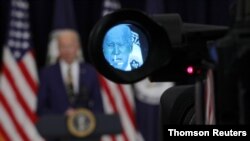 El presidente de los Estados Unidos, Joe Biden, visto a través de la mirilla de una cámara durante su visita al Departamento de Estado en Washington el 4 de febrero del 2021. 