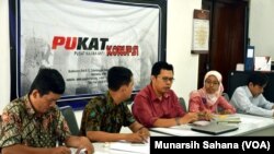 Diskusi Masyarakat Anti Korupsi dan Pusat Kajian Anti Korupsi (PUKAT) Universitas Gajah Mada (UGM) di Ygyakarta, Senin, 8 Desember 2014 (Foto: VOA/Munarsih)