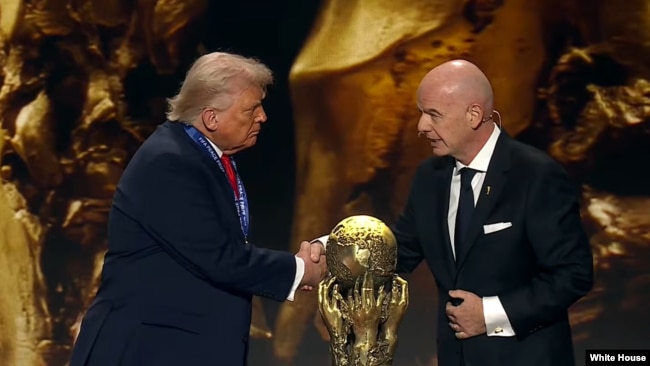 国际足联主席因凡蒂诺把首届和平奖授予特朗普总统。(2025年12月5日)