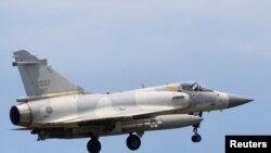 Un caza Mirage de la fuerza aérea de Taiwán aterriza en la Base Aérea de Hsinchu, en Taiwán, el 7 de agosto de 2022. Foto Reuters.