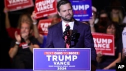 El candidato republicano a la vicepresidencia, el senador JD Vance, republicano por Ohio, habla durante un mitin en su ciudad natal de Middletown, Ohio, el lunes 22 de julio de 2024.