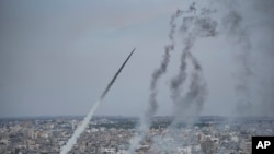 2023年10月7日，加沙地带的巴勒斯坦哈马斯武装分子向以色列发射火箭弹。