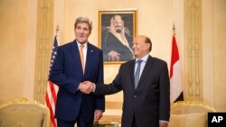 Presiden Yaman yang berada di pengasingan, Abdu Rabbu Mansour Hadi, berjabat tangan dengan Menteri Luar Negeri AS John Kerry (7/5). 