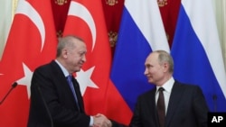 블라디미르 푸틴 러시아 대통령과 레제프 타이이프 에르도안 터키 대통령이 5일 모스크바에서 만나 시리아 사태 등에 관해 논의했다.