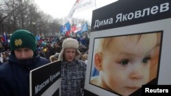 Las adopciones internacionales han generado polémica. En 2013, centenares de moscovitas salieron a protestar contra adopciones de niños rusos por familias estadounidenses. [Foto de archivo]