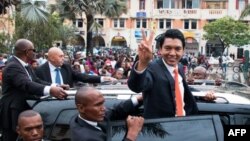 Le président nouvellement élu de Madagascar, Andry Rajoelina, fait signe à sa voiture à Analakely, à Madagascar, le 8 janvier 2019.