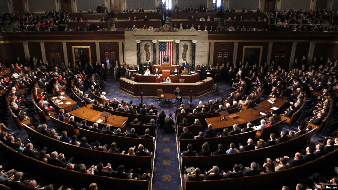 Para anggota Kongres Amerika saat mendengarkan sambutan dari Ketua DPR John Boehner dalam Kongres ke-113 di Capitol Hill, Washington DC, 3 Januari 2013. (REUTERS/Kevin Lamarque). Para Anggot Kongres bersiap untuk kembali memperdebatkan anggaran negara pekan ini.