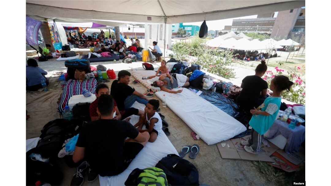 Solicitantes de asilo, en su mayoría de Venezuela, descansan a la sombra de una carpa instalada por las autoridades mexicanas cerca de la frontera mientras intentan cruzar a EEUU sin cita previa, en Nuevo Laredo, México, el 27 de junio de 2023. REUTERS/Daniel Becerril