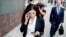 Luật sư Eric Dubelier (phải) và Katherine Seikaly (trái) đại diện cho công ty Concord Management and Consulting LLC, ra khỏi tòa án Liên bang tại Washington, ngày 9/5/2018, sau khi công ty bị truy tố vì can thiệp vào cuộc bần cử Tổng thống Mỹ năm 2016.