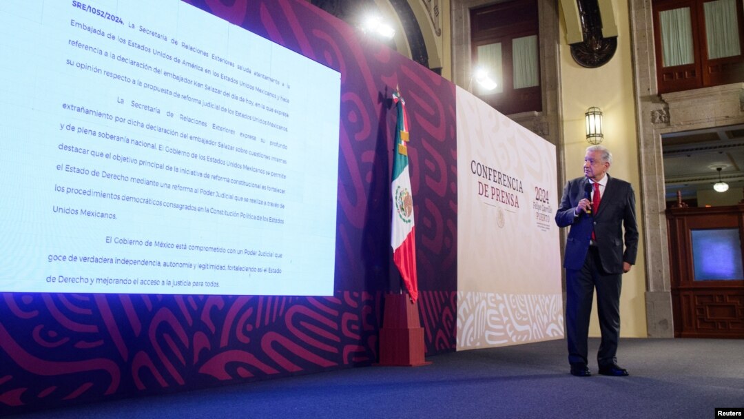 El presidente de México, Andrés Manuel López Obrador, habla sobre una declaración del embajador de EEUU en México, Ken Salazar, sobre la propuesta de reforma judicial, durante conferencia de prensa en el Palacio Nacional, en la Ciudad de México, México, el 23 de agosto de 2024