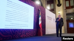 El presidente de México, Andrés Manuel López Obrador, habla sobre una declaración del embajador de EEUU en México, Ken Salazar, sobre la propuesta de reforma judicial, durante conferencia de prensa en el Palacio Nacional, en la Ciudad de México, México, el 23 de agosto de 2024