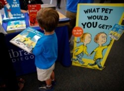 닥서 수스 사후 발견된 원고를 바탕으로 만들어진 동화책 'What Pet Shoud I Get?" 출판기념회가 지난 2015년 7월 미국 캘리포니아주 샌디에이고의 닥서 수스 기념 도서관에서 열렸다.