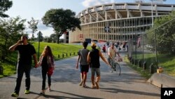 Archivo - En esta foto del 5 de agosto de 2017 se ve gente caminando hacia el RFK Stadium en Washington, D.C., antes de un partido de la MLS entre D.C. United y Toronto FC.