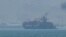 Keştîyeke barhilgir ku li nêzî Tengava Hormuzê li beravên rojhilatê Mîrgehên  Yekbûyî yên Ereb î girêdayî ye, 12’ê Tîrmeha 2026’an.
