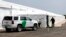 Un guardia de seguridad ingresa a una nueva instalación temporal de la Oficina de Aduanas y Protección Fronteriza en Donna, Texas, el jueves 2 de mayo de 2019. (AP Foto/Eric Gay)