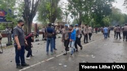 Polisi mengamankan seorang mahasiswa dalam aksi unjuk rasa penolakan UU Cipta Kerja yang diwarnai bentrokan antara mahasiswa dan polisi di Palu, Sulawesi Tengah, Kamis, 8 Oktober 2020. (Foto: VOA/Yoanes Litha)