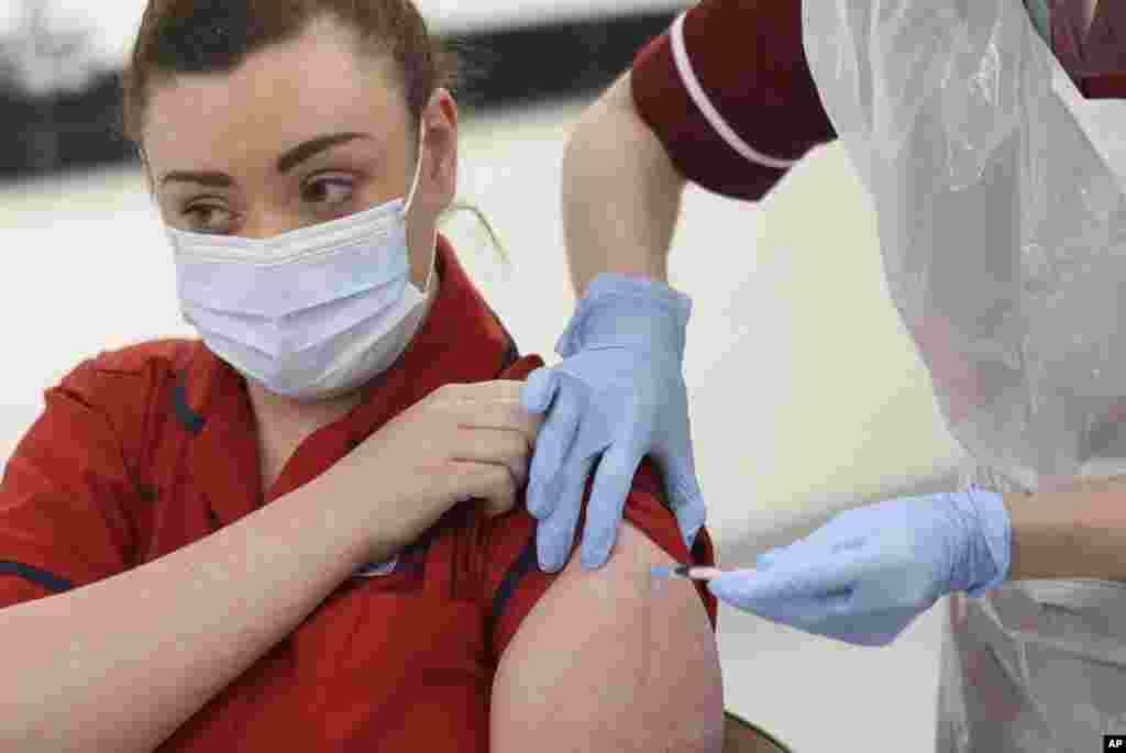 رائل وکٹوریہ اسپتال میں نرس جوانا سلوان کو ویکسین کا انجیکشن لگایا جا رہا ہے۔