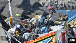 Para migran mengantre untuk naik ke pelabuhan La Restinga di El Pnar, El Hiero, Kepulauan Canary, 31 Oktober 2023. (Foto: AFP)