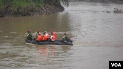 Anggota Kopassus sedang membersihkan sungai Bengawan Solo (Foto: dok)