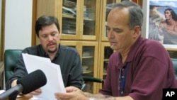 Alfred “Bud” Lane (right), among the last speakers of a language from Oregon called Siletz Dee-ni, works with linguist Gregory Anderson to record words for a talking dictionary. Lane is using the dictionary to teach the vanishing language to youths.