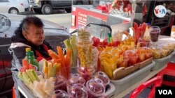 A partir de enero 2020, todo vendedor ambulante debe tener un permiso para ofrecer sus productos en las calles de Los Ángeles. Una cuota más que pagar. Foto: Verónica Villafañe.