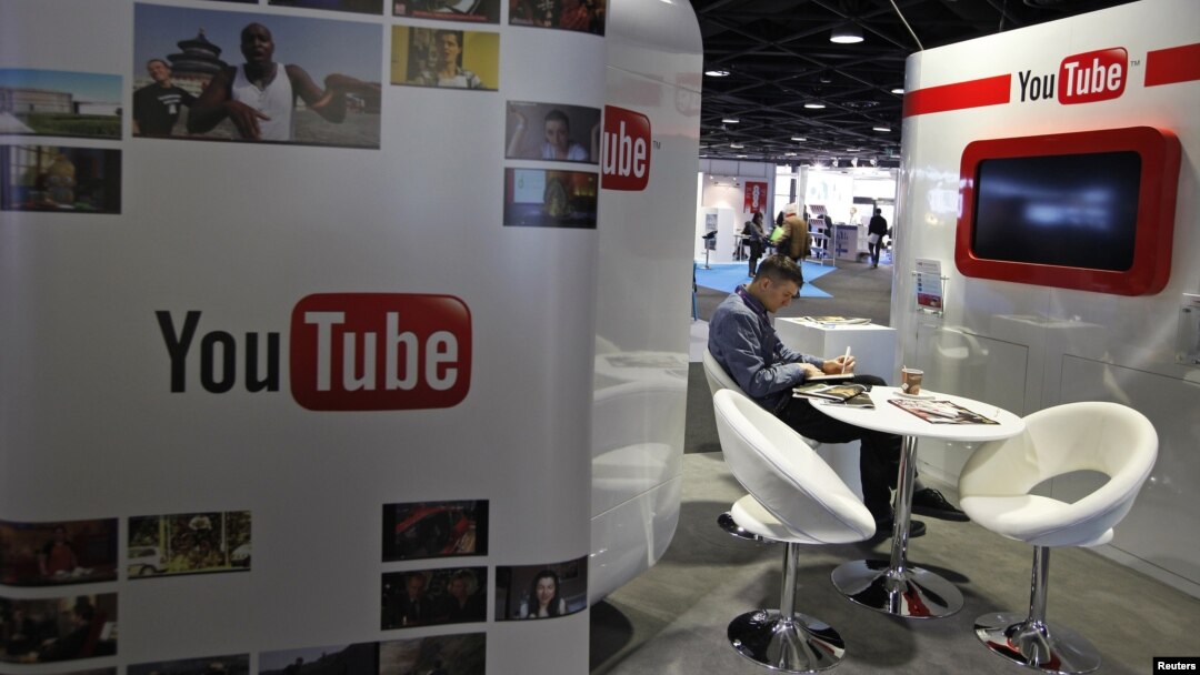 Seorang pengunjung di anjungan YouTube dalam pameran perusahaan rekaman musik dan video musik (MIDEM) di Cannes (Foto: dok). Penelitian Pew menunjukkan situs YouTube makin populer sebagai sumber berita dalam 15 bulan terakhir. 